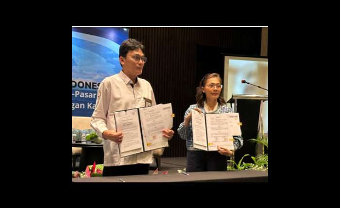 海洋管理总局(DJPK)局长代表Miftahul Huda先生与东印尼海洋基金會主席Nelly Marinda Situmorang女士签约。