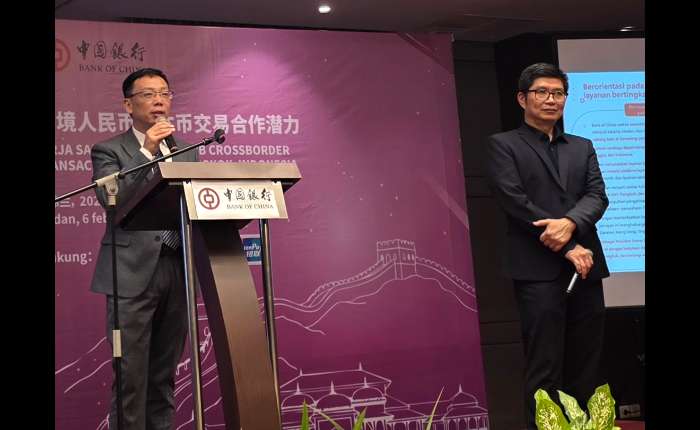 中国银行雅加达分行晋向锋（左）致辞。右为中国银行雅加达分行吴立群。