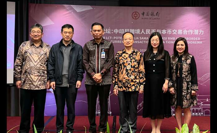 从左到右：中银香港应坚、中国商会廖内分会郝维松、印尼央行苏北省首席代表Dr. Rudy Brando Hutabarat、中国驻棉兰总领事黄河、中国银行雅加达分行刘越、华裔总会苏北分会饶洁莉合影
