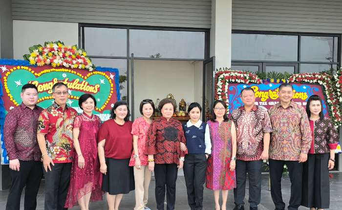 左起：林星卫、温鼎昌伉俪、李丽圆、林妤玲、Lucy Salim、温利那、王昌荣伉俪、苏智人伉俪合影