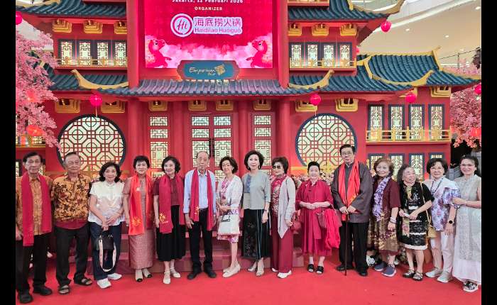 与会嘉宾和书法界同道挥春送福时合影