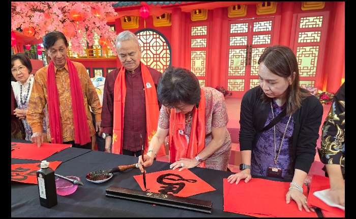 与会嘉宾和全体演员们合影留念