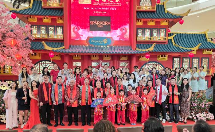 左三起：王大昕院长、薛经勇、Dr. Ir.Achmad Syamsudin,MBA、王思平参赞、游继志与胡素丹夫妇、阮渊椿伉俪、菲力院长、艾孚语言中心董事长易衍（右三）、王玉斌院长等合影。