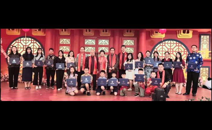 中国驻印尼大使馆文化参赞王思平与艾孚语言中心董事长易衍等合影。