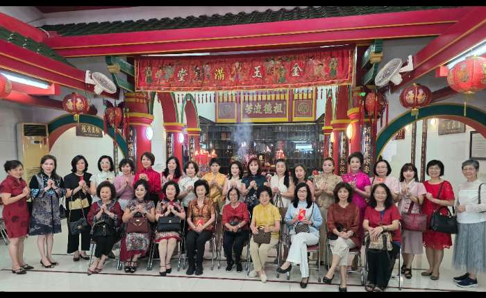雅加达“颍川堂”陈氏宗亲会妇女部成员们合影。