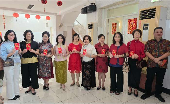 与会宗亲领取陈本洋主席颁发的红包后合影