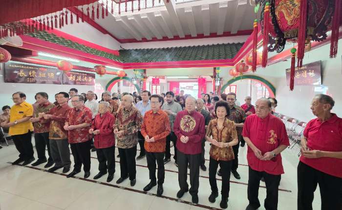 左起：陈杰盛、陈南森、陈联荣、陈志明、陈浩昌、陈本洋、陈炜贤、陈嘉佳、陈杨秀珍、陈国财、陈永樑等宗亲祭祖一景。