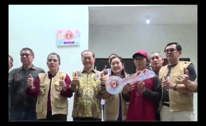 慈善活动家陈炎松与其女儿陈美玲积极支持山口洋市政府推动社会福利与住房改善计划