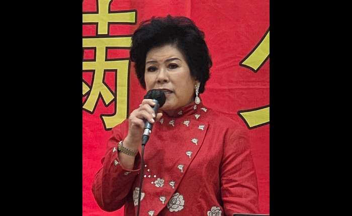 巴中67年届同学会诸位理事。左起：锺庆安、廖云辉、郭秀晶、黄惠明、丘宝球、刘晋垣、郑高发、李月清、陈云香、萧志怀向大家拜年。