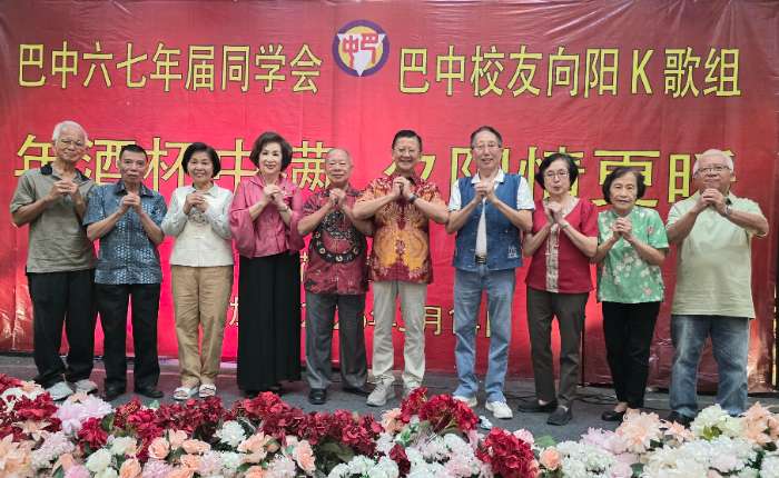 向阳K歌组诸位理事。左起：许凤娇、黄惠明、刘晋垣、郑高发、陈鹤昌、丘华英、黄珍云向大家拜年