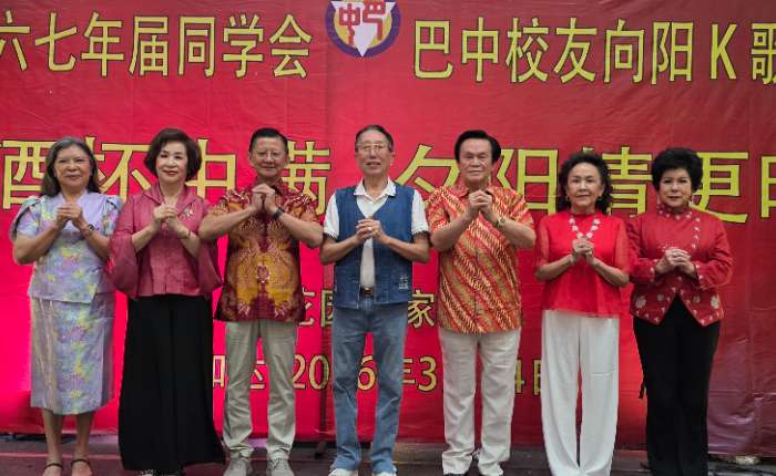 巴中67年届同学会诸位理事与同学们合影留念