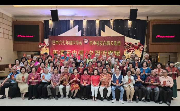 巴中校友向阳K歌组诸理事与成员们合影留念