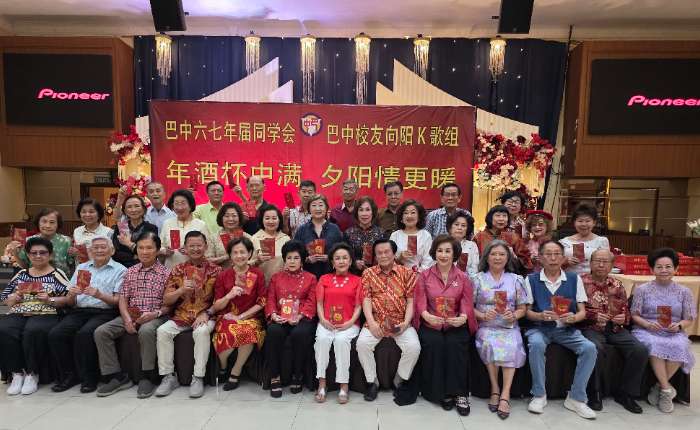 巴中67年届同学会与巴中校友向阳K歌组诸理事和同学们及嘉宾合影留念