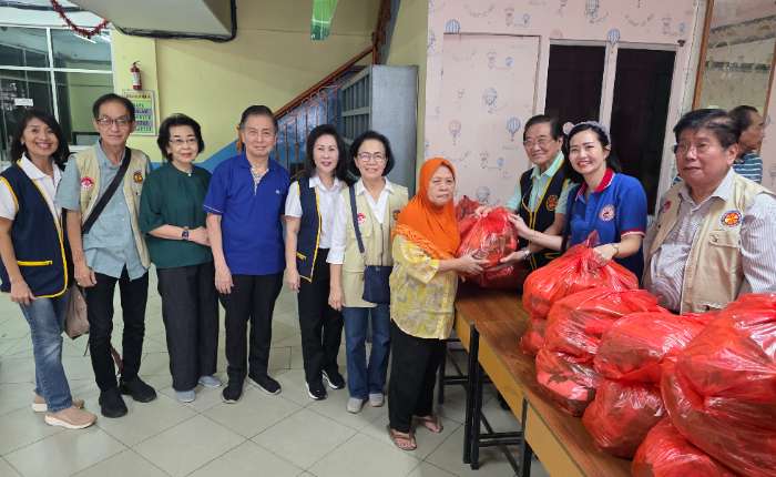 江淼成会长与其女儿、李锦兰、黄淼雄积极参与分发工作