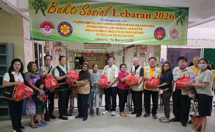 左起：李锦兰、叶顺荣、江淼成、张和然、叶书庚、杨健昌、黄淼雄象征性将爱心包裹移交给贫民们。