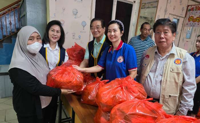 左起：曾丽云、叶顺荣、叶纪鳌伉俪、李锦兰、张和然夫人、江淼成、江淼成女儿、黄淼雄踊跃出席活动