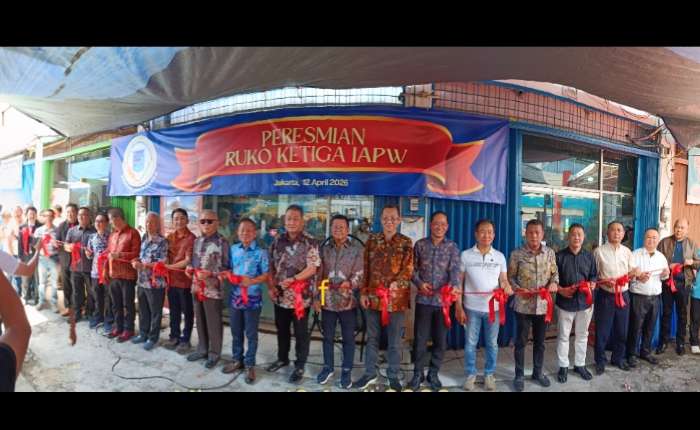 左起：sari Ong、洪英俊、Mr.Hendra、李和平、李汉湘、魏耀达、许智强、郑宗鸿、洪长荣、Mr.Dino、许宗鸽、何清俊、洪子元（Awi Rustam）、黄耀辉、黄玉坤、陈荣辉、洪溢辉、施子洋、陈福利、许传发、蔡一侨、翁联发共同主持剪彩仪式。