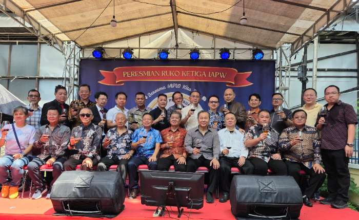 前左起：sari Ong、黄耀辉、许宗鸽、洪长荣、何清俊、郑宗鸿、李元利、蔡一侨、洪子元、洪若火。后左起：李和平、李汉湘、黄玉坤、Mr.Hendra、洪溢辉、施子洋、陈福利、陈荣辉、许传发、许智强、翁联发、Mr.Dino、魏耀达、洪英俊、洪聪伟合影留念。