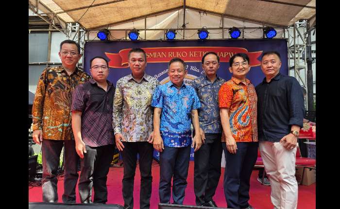 左起：黄玉坤、洪聪伟、施子洋、何清俊、陈荣辉、Mr.Dino、陈福利合影