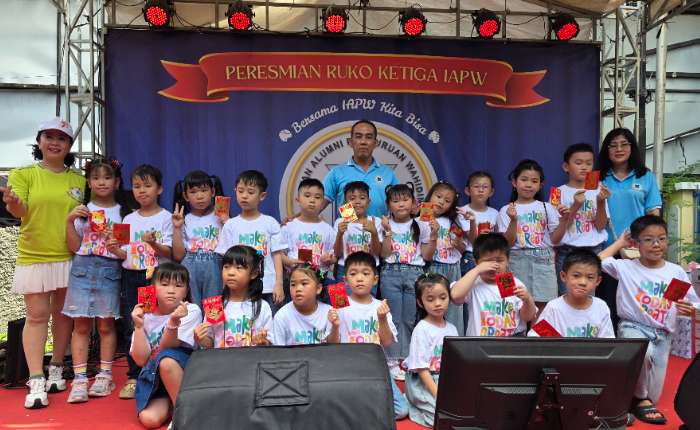 IAPW文教部理事许顺情等与汉语补习班学员们合影