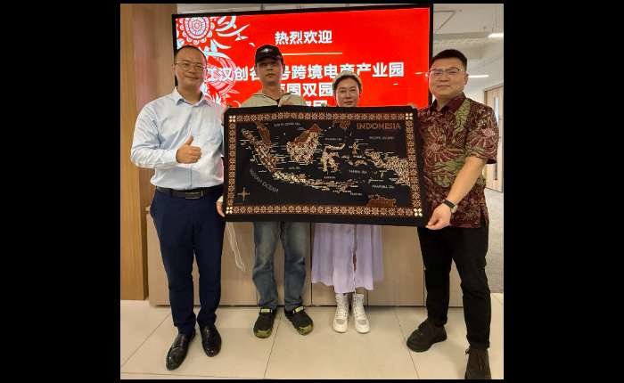 杜雪海（左1）赠送巴迪布印尼地图给武汉代表团团长姜胜顶 （右1），与程曦（左2）、郑玉鸿 （右2）合影。