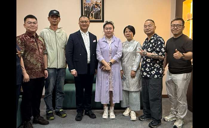 姜胜顶 、程曦、何剑晖、郑玉鸿、杜蘅、付暂鹏 、王佳维 在NOSE集团合影。