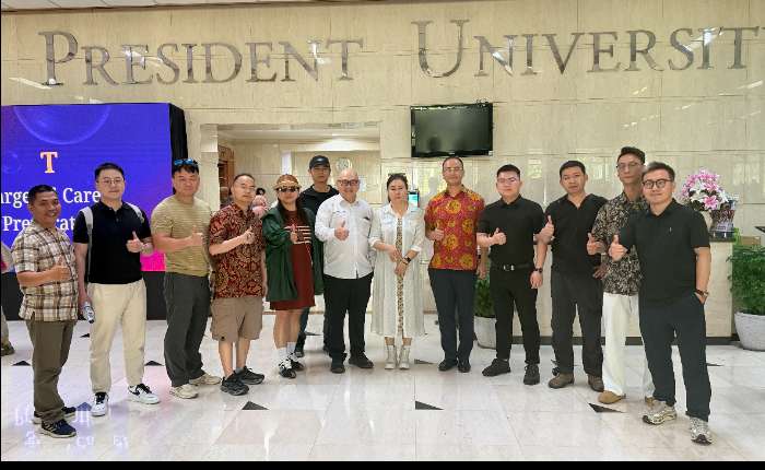 有嘉全球代表团在印尼总统大学与赖剑文博士（中）合影。