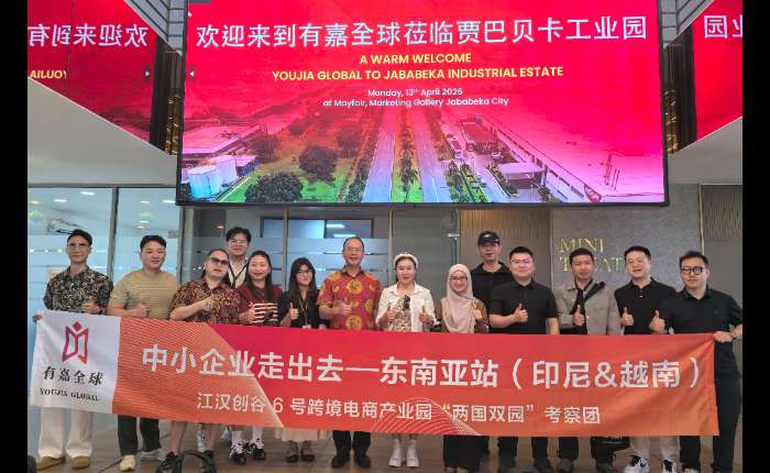 左起：严文康、万毅、付暂鹏、德胜、刘萍、Kristin、杜雪海、郑玉鸿、Feby、程曦、姜胜顶、李治宇、汤亚雄、王佳维。