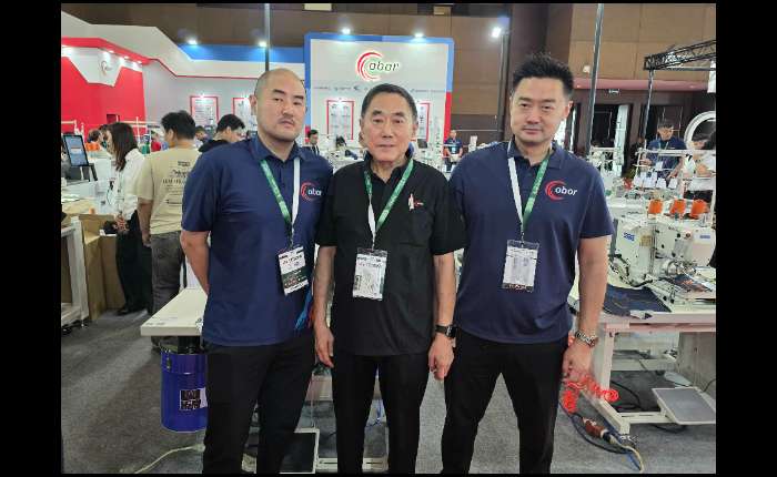 Obor公司业主在展会现场合影。左起：陈炜达(Albert B.Sudewo)、陈南森、陈保龙（David Sudewo）。