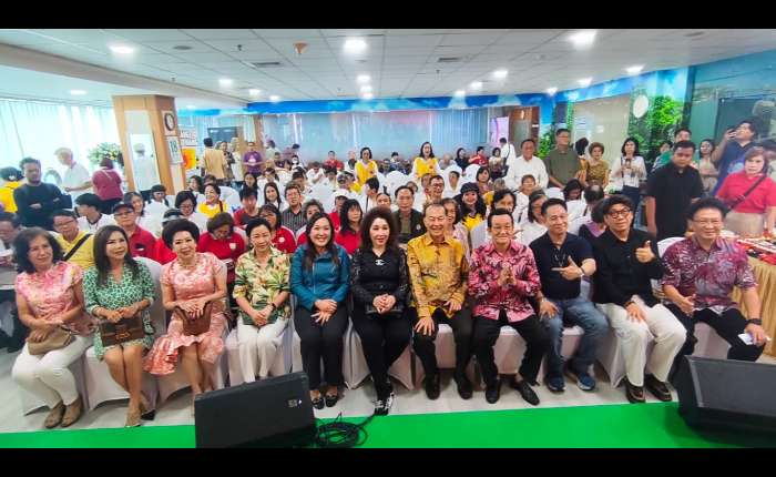 陈炎松伉俪、陈美玲、邱玫陵、廖世祥伉俪、何志基、陈子文等与会来宾们合影。