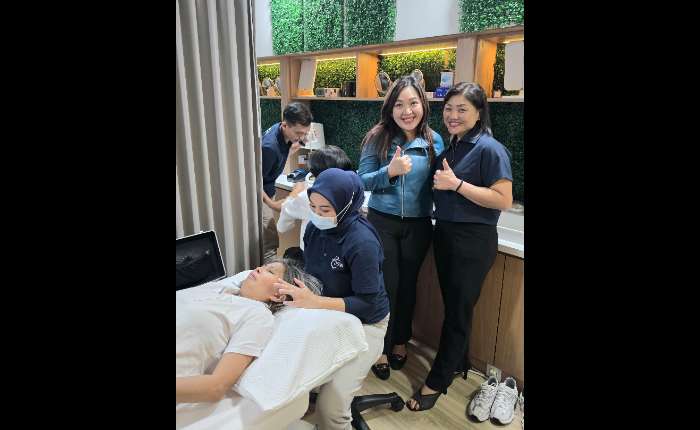 Simply Wellness Indonesia业主陈美玲与Living Clinic Wellness Centre负责人刘晓娟在活动现场合影。