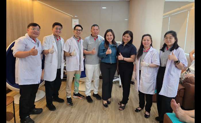 Simply Wellness Indonesia业主陈美玲（左五）与Living Clinic Wellness Centre负责人刘晓娟（左六）和针灸医疗团队合影。