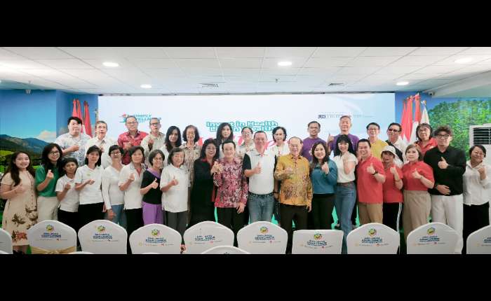 PSMTI资金委员会主席陈炎松、秘书长方田益、ACYA主席陈美玲，廖世祥、Idayani等与会嘉宾合影留念。