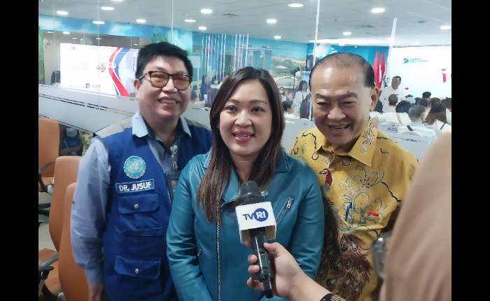 Simply Wellness Indonesia业主陈美玲在陈炎松、Dr.Jusuf陪同下接受采访。