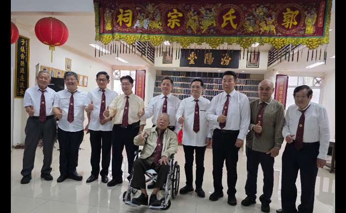 左起：郭南生、郭家进、郭根在、郭复旦、郭文祥、郭泉遇、郭平、郭力前、郭吉芳。与郭迺荣宗长合影留念。