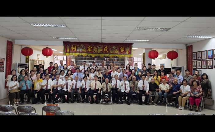 印尼郭氏宗亲总会诸位理监事与宗亲们祭祖前合影留念。
