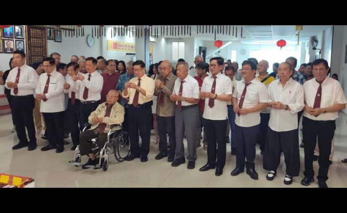 印尼郭氏宗亲总会诸位理监事祭祖一景。