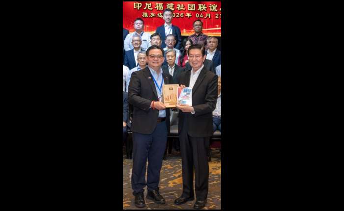 拿督刘亚强赠送纪念品给俞雨龄总主席