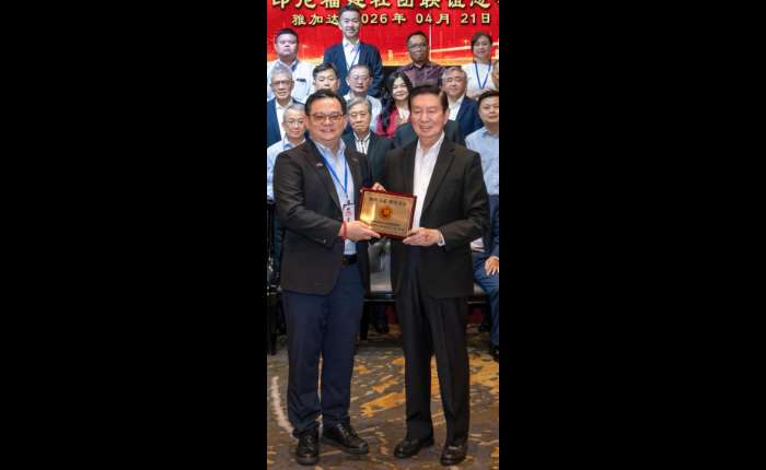 俞雨龄总主席回赠纪念品给拿督刘亚强