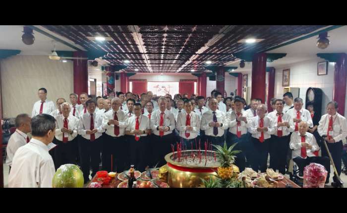 雅加达李氏宗亲会诸位理事与来自万隆李氏宗亲会主席李振健一行人一同参与祭祖一景