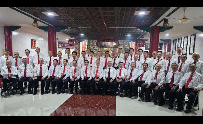 雅加达李氏宗亲会诸位理事与万隆李氏宗亲会主席李振健一行人等各地区宗亲合影留念。