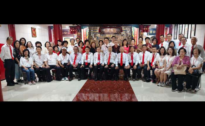 雅加达李氏宗亲会诸位理事与巴眼亚比李氏宗亲们合影留念。