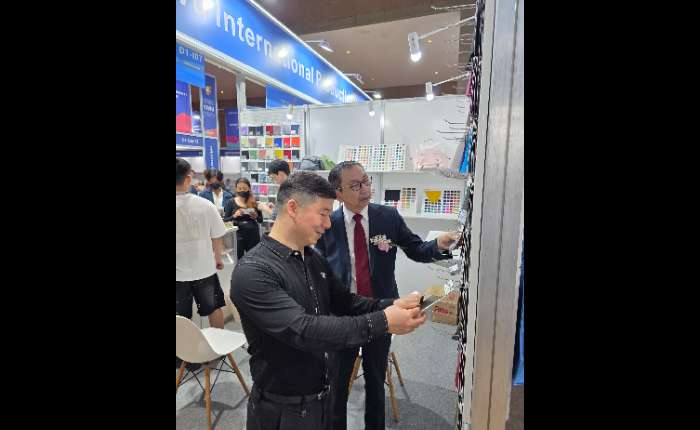 PT.Surya Dirgantara sukses董事长谢南俊、义乌市会展业联合会执行秘书长吴航波参观展会商品。