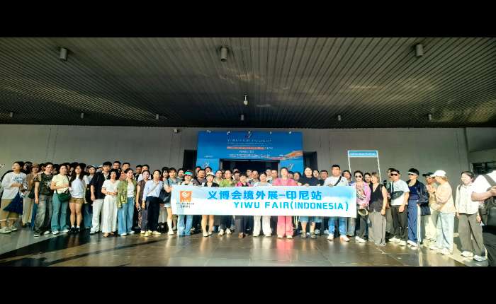来自义乌的参展企业家在2026义博会印尼展会上合影留念。