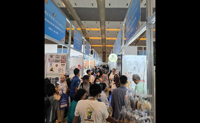 来宾们参观展会一景