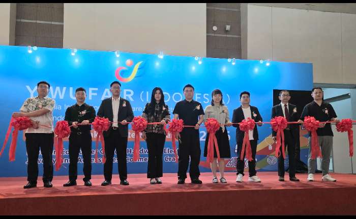 左起：印尼BigSeller有限公司总经理赵军、义乌市会展业联合会执行秘书长吴航波、印尼Komunitas B2B Group CEO Aris Akbar、Agung Podomoro Group商业地产总监Evelina、商城集团国际商贸城第二分公司副总经理陈志圣、印尼Lomiles Logistic有限公司CEO马元媛、印尼PINGPONG有限公司总经理张超、PT.Surya Dirgantara sukses董事长谢南俊、义乌中国小商品城展览股份有限公司国际部经理吴天文一起主持剪彩仪式。