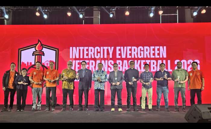 陈炎松与Intercity Evergreen中央理事会主席Poa Seng Goeng等亲切交谈