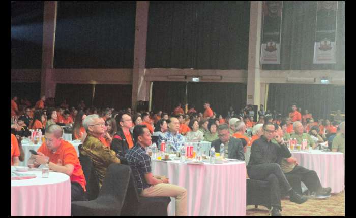 Intercity Evergreen中央理事会主席Poa Seng Goeng（右二）等理事与陈炎松（左五）等嘉宾合影。