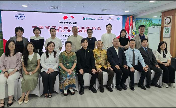 PT.Global Eagle Indonesia董事长陈炎松和ACYA主席陈美玲与CCPIT贸易投资促进部部长熊粲欣一行合影留念。