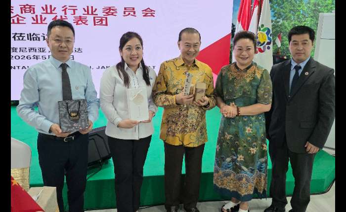西安金梯机电有限公司董事长王宁君（左四）在张小兵首席执行官（左一）、首席海外营销官侯忠庆（右一）陪同下赠送礼品给陈炎松、陈美玲。